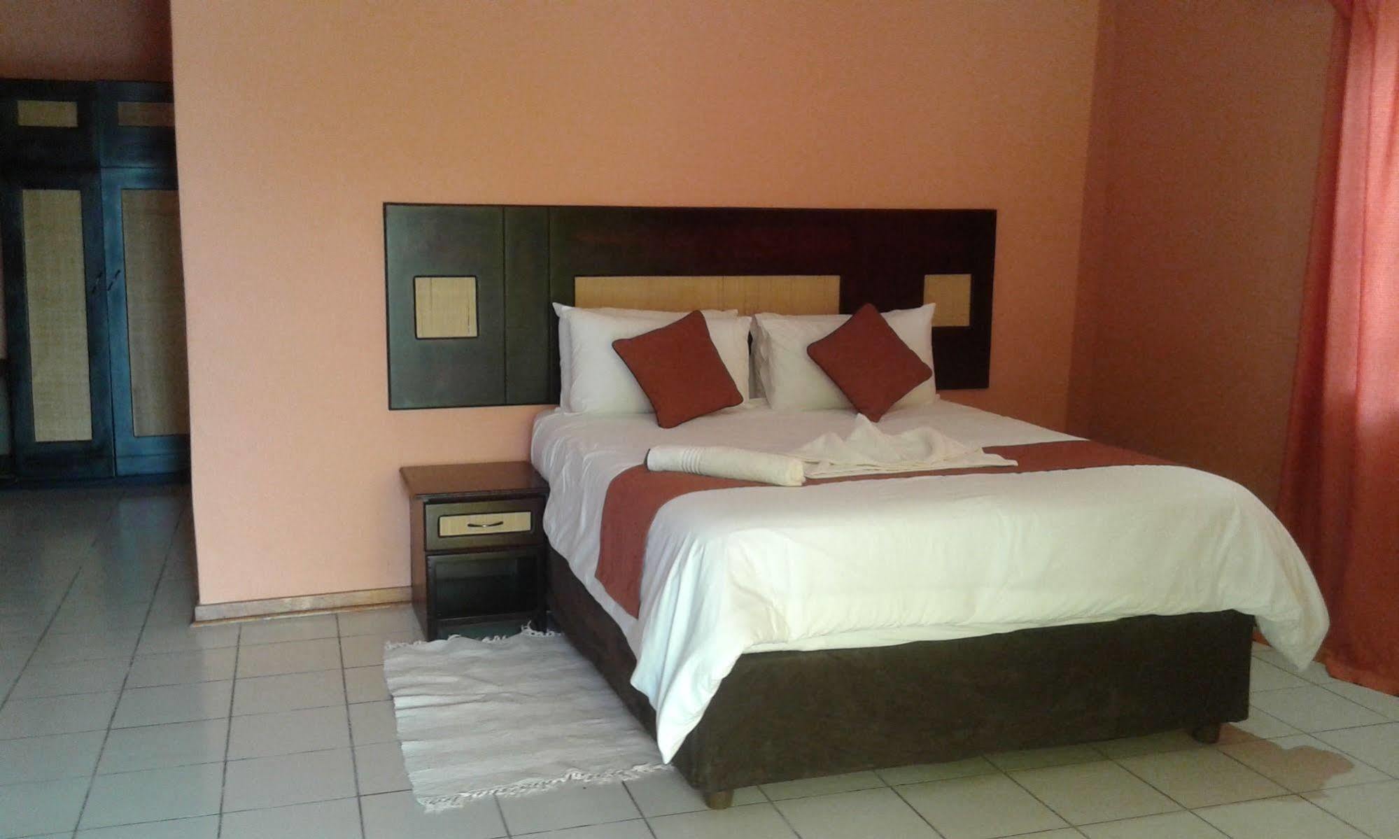 Larissa Hotel Maun Exterior photo